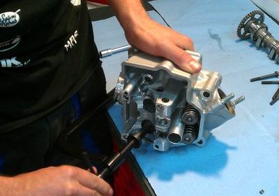 Моторные роботы-Ремонт двигателя макси скутера Gilera 500