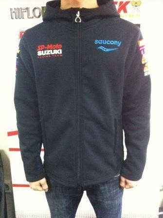 SAUCONY Представляет вашему вниманиюфирменную одежду SP-Moto RT в командном дизайне от ведущего спортивного бренда Saucony.
