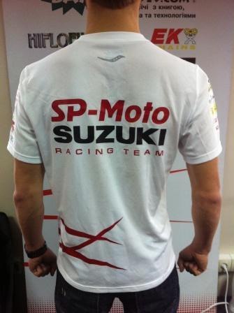 SAUCONY Представляет вашему вниманиюфирменную одежду SP-Moto RT в командном дизайне от ведущего спортивного бренда Saucony.